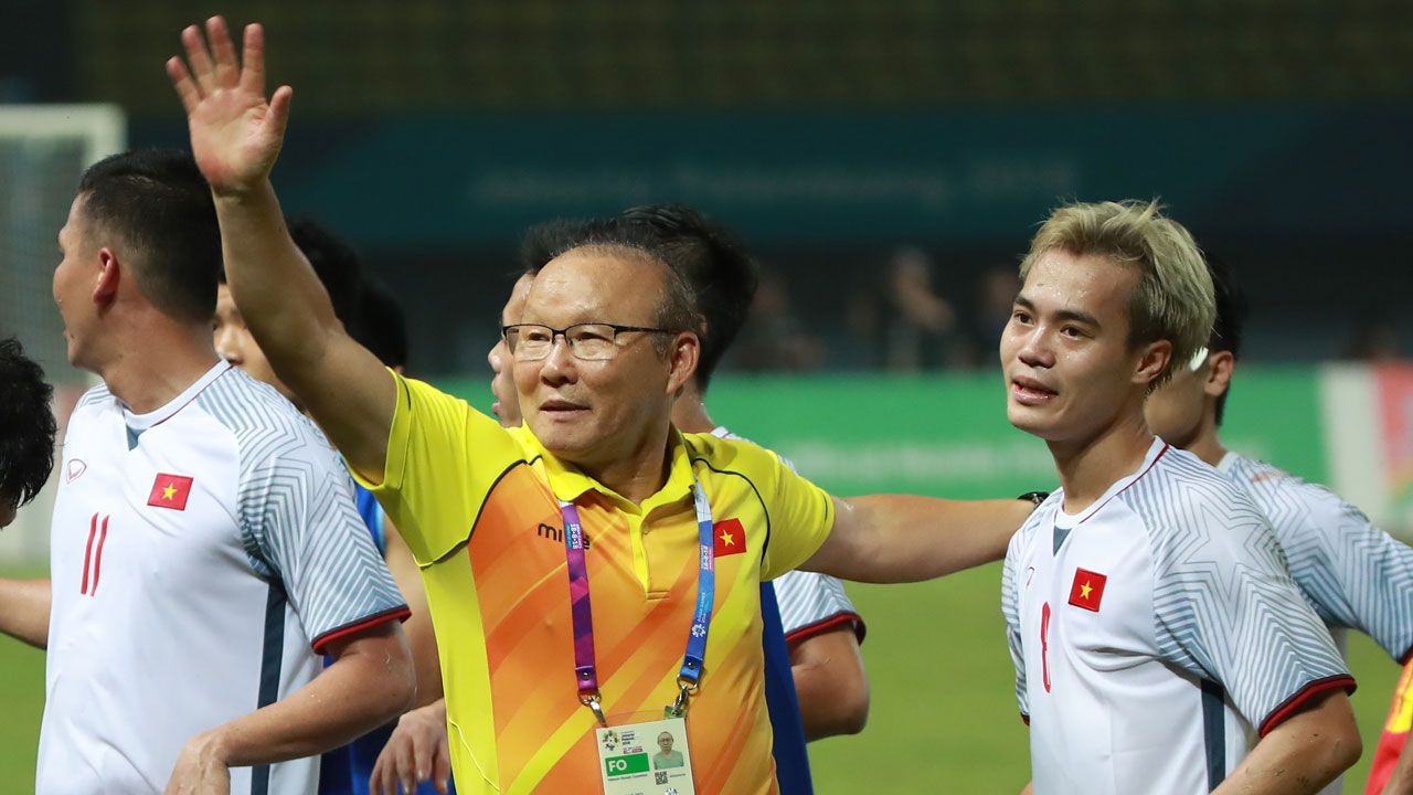 清晨突围战来临，勒沃库森围绕社区盾队长鼓劲，压力陡增，球探报告显示潜力(勒沃库森足球俱乐部)