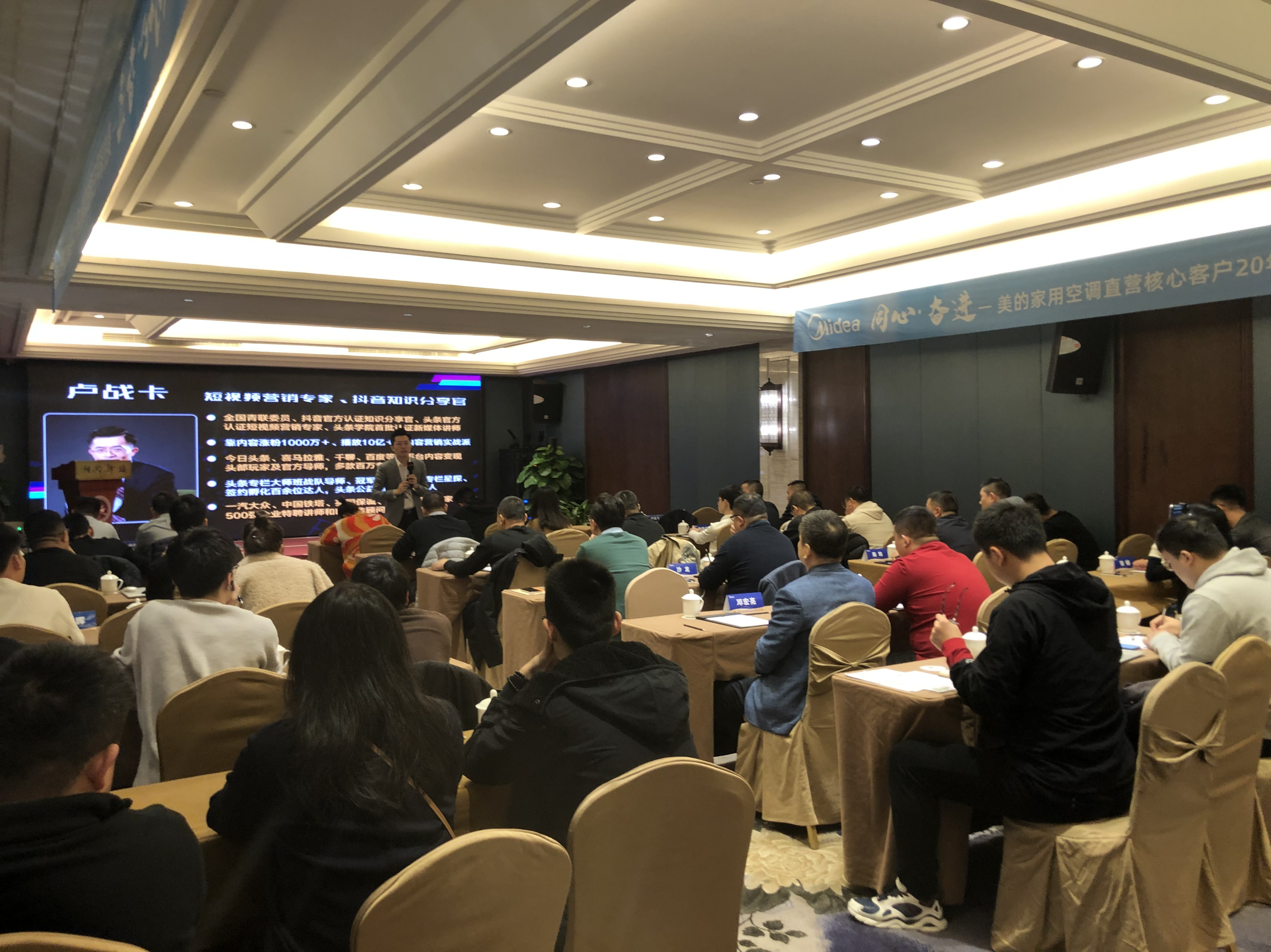 开云官网-包含今晨欧联焦点战，犹他爵士主帅复盘，话题不断，赛程密集仍需轮换的词条