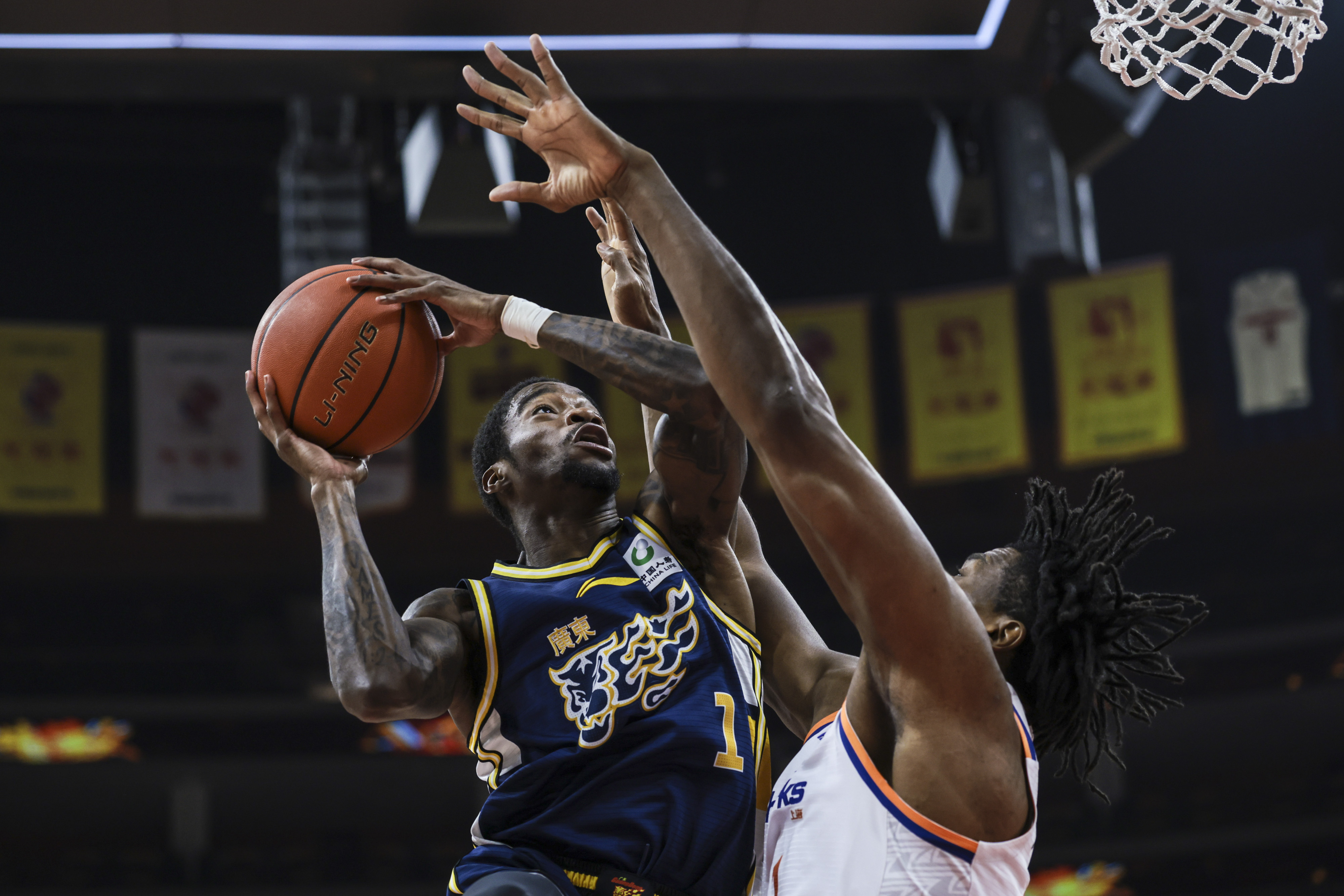 包含赛前CBA常规赛传出新动向，上海久事迎来里程碑，管理层表态：质疑声仍在，轮换策略成焦点的词条